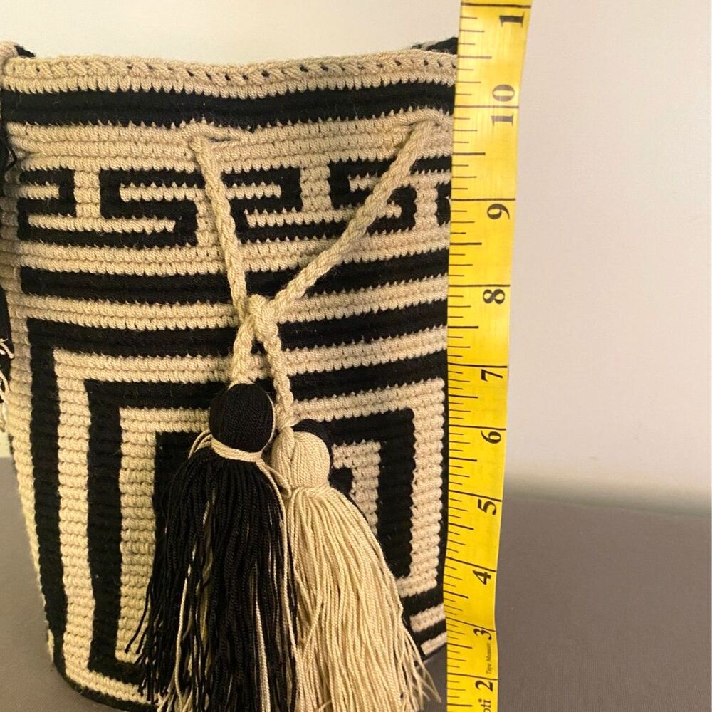 Colombian Wayuu Mochila Bucket Bag Handwoven Black Cream Geometric Shoulder - Picture 9 of 10